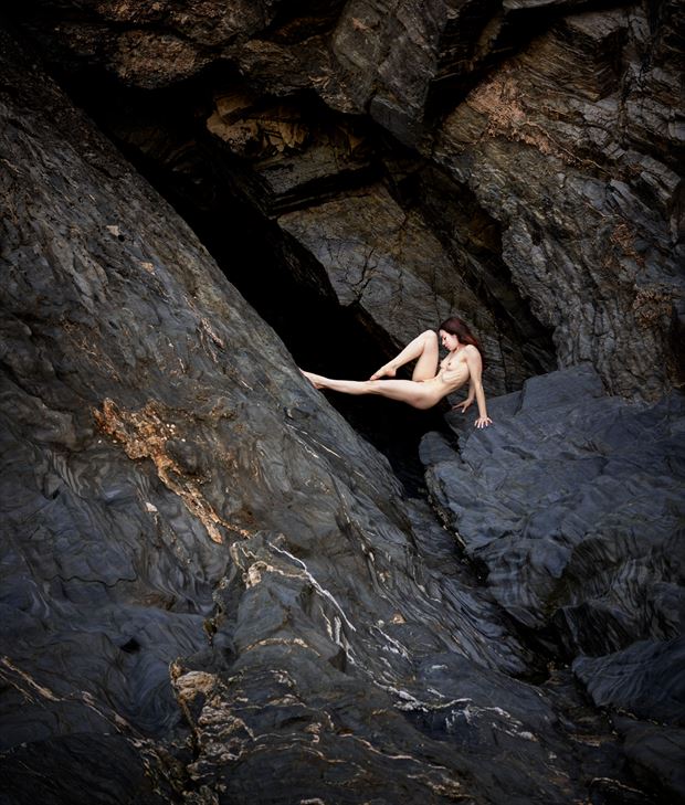 the cliff artistic nude photo by photographer richard maxim
