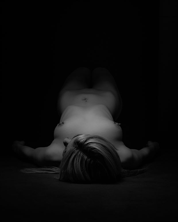 the darkness artistic nude photo by photographer rstudio