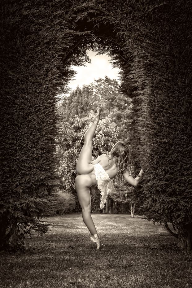the hedge artistic nude photo by photographer maxoperandi
