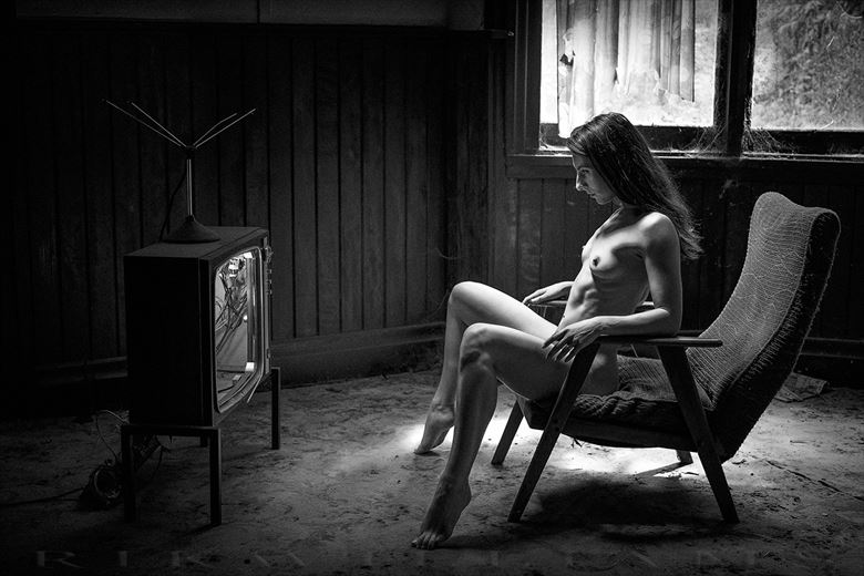 the idiot box artistic nude photo by photographer rik williams 