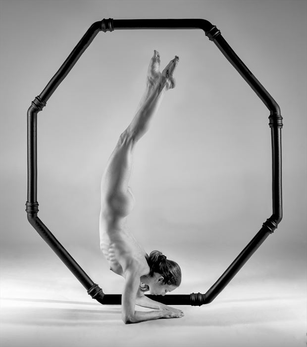 the octagon artistic nude photo by photographer richard maxim