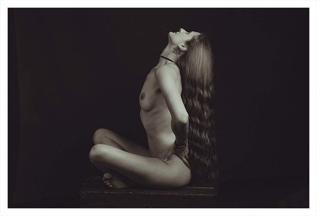 the trunk 3 artistic nude photo by model suneadura