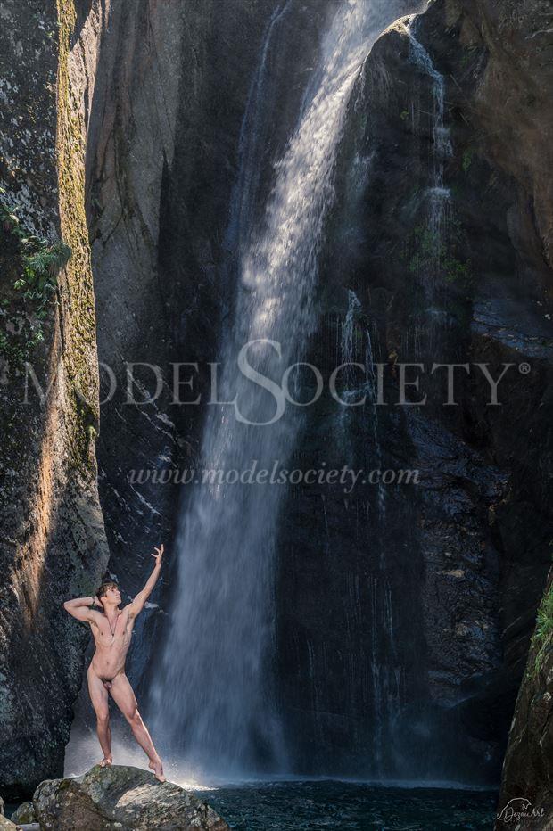the waterfall artistic nude photo by photographer dezau