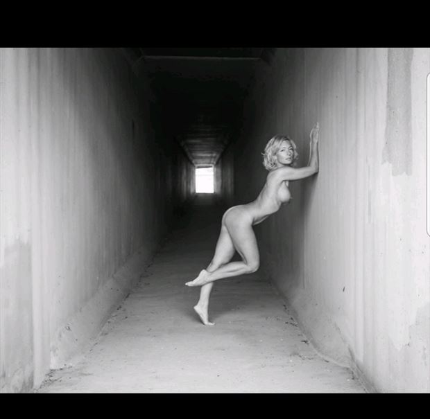 tunnel vision artistic nude photo by model marie