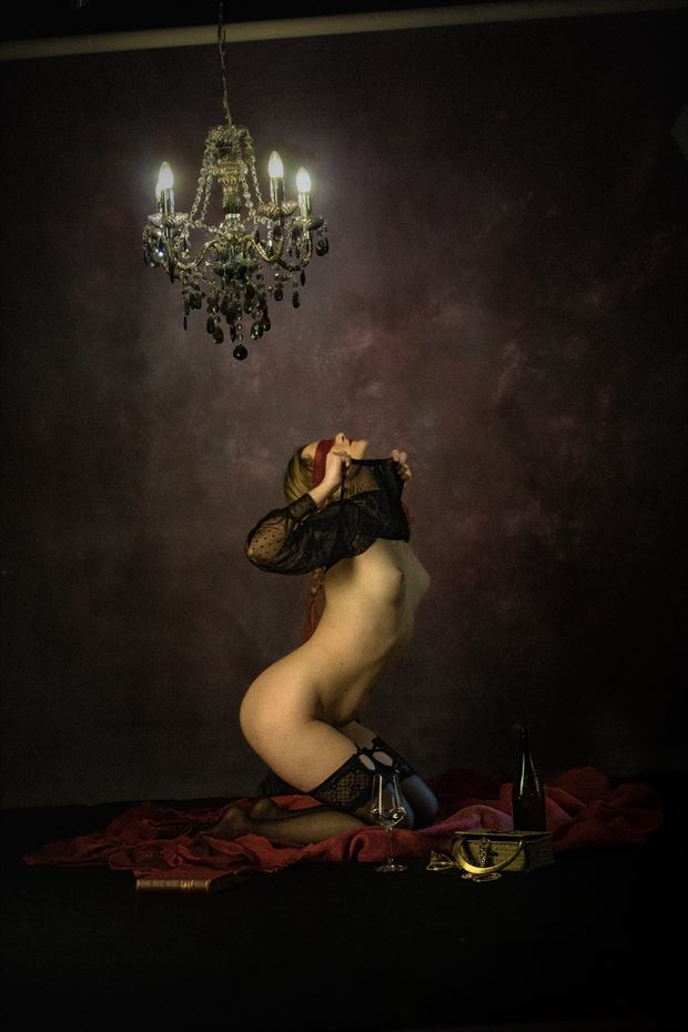 turn the light off artistic nude photo by photographer majo