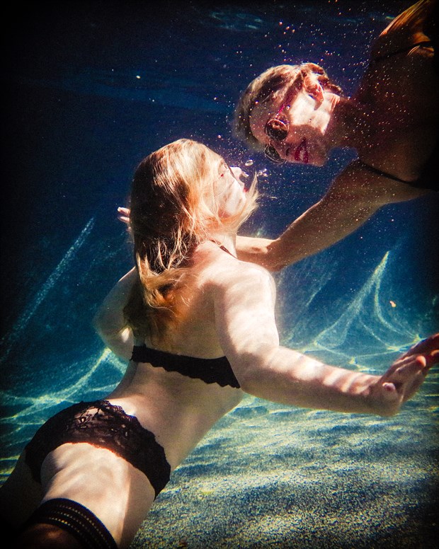 underwater kiss lingerie photo by photographer jody frost