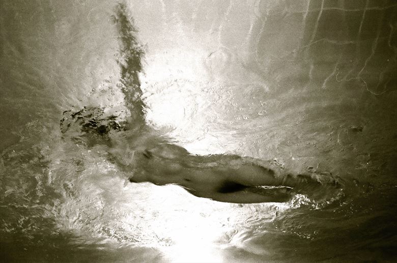 underwater nude artistic nude photo by photographer aaron doherty