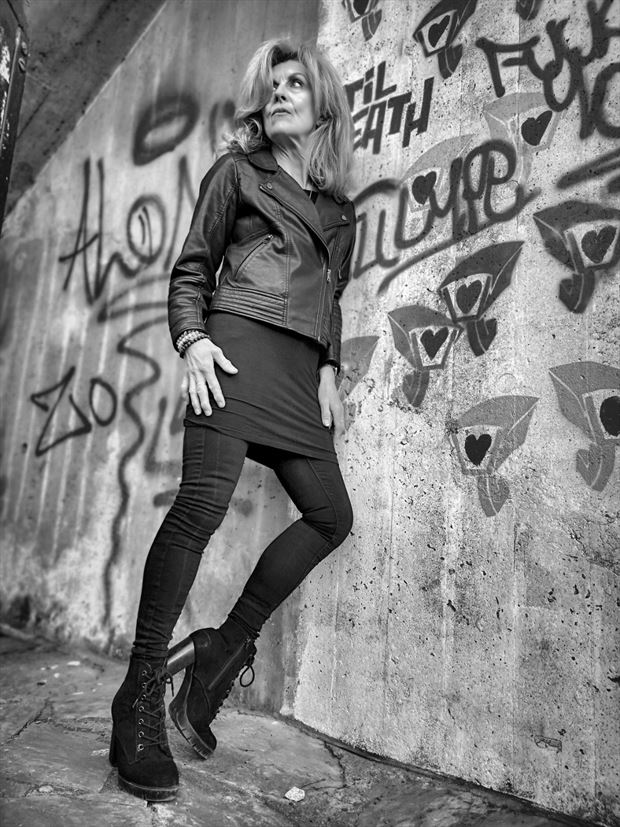 urban in the moment alternative model photo by model annie gh 