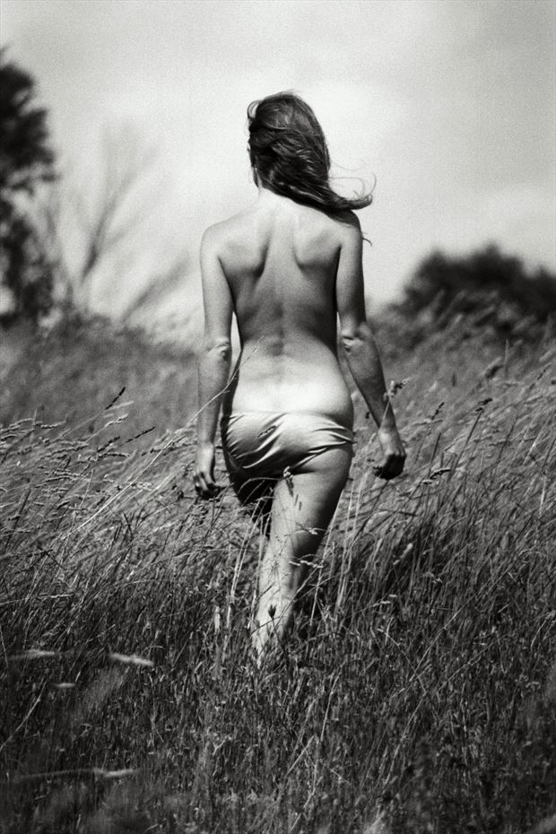 walking uphill artistic nude artwork by photographer tony avellino