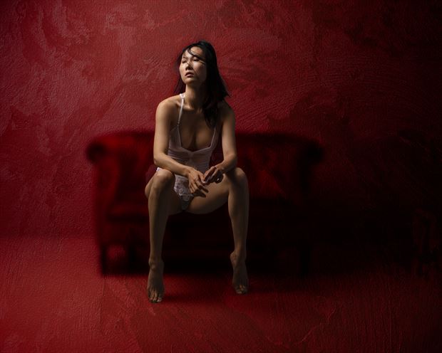 wen li wendimodel on the red settee artistic nude photo by photographer doc list