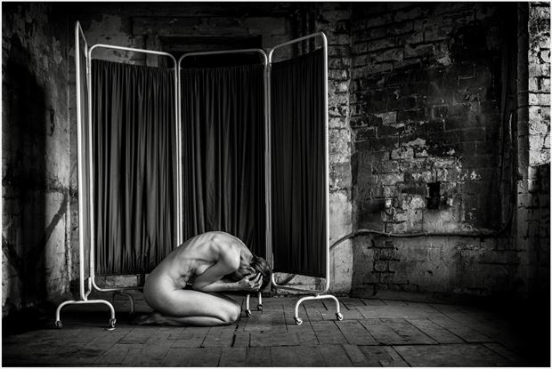 when nobody hears you scream artistic nude photo by photographer uwtog