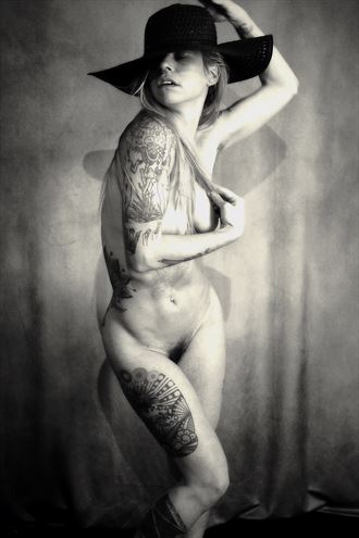 woman in hat artistic nude photo by photographer boudior galore