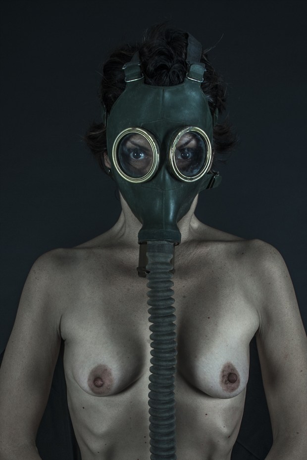 woman with mask Artistic Nude Artwork by Photographer Daniel Baraggia