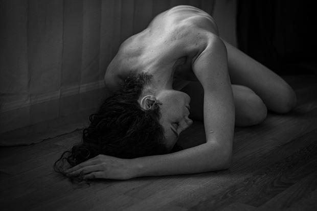 crawling out artistic nude photo print by photographer thomas branch