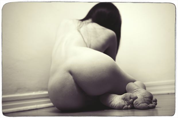 kitty on the floor artistic nude photo print by photographer deimos